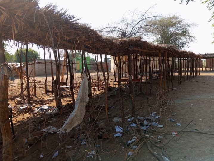 As condições das salas de aula na Escola Primária de M’padué, na cidade de Tete, continuam a preocupar a comunidade local. As turmas são leccionadas em estruturas improvisadas de paus e capim, sem paredes nem proteção adequada contra o sol e a chuva. A situação tem levantado críticas de pais e encarregados de educação, que pedem uma intervenção urgente das autoridades para garantir melhores condições de ensino às crianças. “As crianças aprendem debaixo de calor intenso e, quando chove, as aulas são interrompidas. Isto não é justo”, lamentou um dos encarregados de educação. As imagens captadas no local mostram filas de salas rudimentares, com coberturas de palha e cadeiras expostas ao tempo, num cenário que reflecte a carência de infraestruturas básicas.