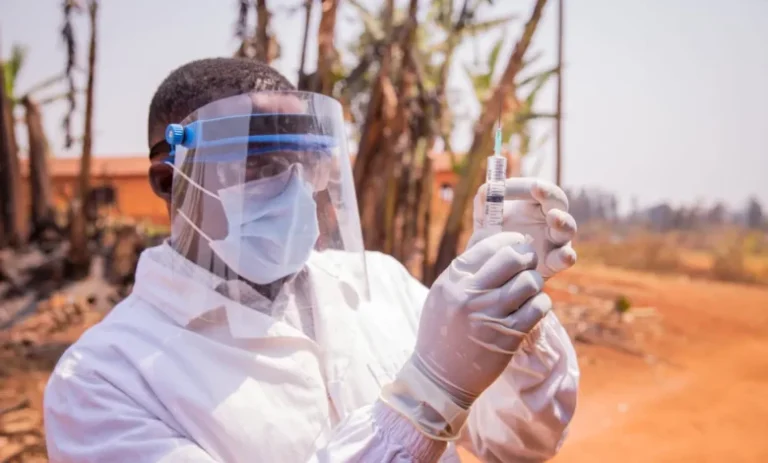 vecteezy_a-doctor-in-africa-checks-the-vaccine-syringe_46988881-1-scaled-1-780x470