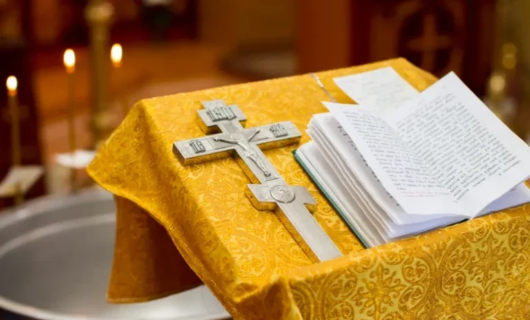 vecteezy_church-cross-and-bible_22948970-scaled-1-780x470