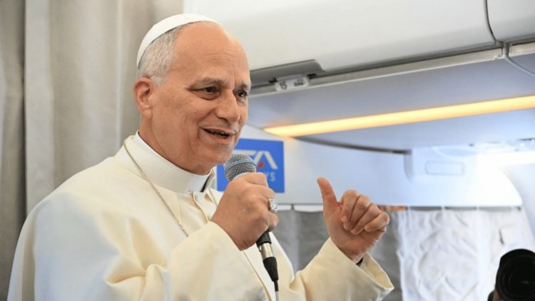 papa-leao-xiv-entrevista-a-bordo-voo-libano-30-novembro-2025-_-foto-andreas-solaropool-via-reuters-1536x864_Easy-Resize.com_-750x422
