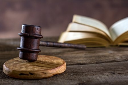 89118833-tema-da-lei-tabela-rústica-do-conceito-da-sala-de-tribunal